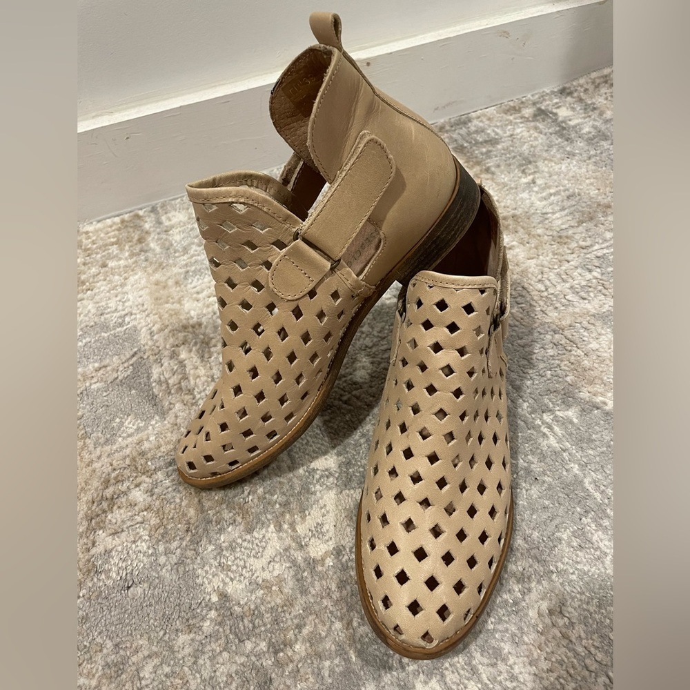 Musse & Cloud Anthropologie Calia Taupe Leather Perforated Ankle Booties Size 8